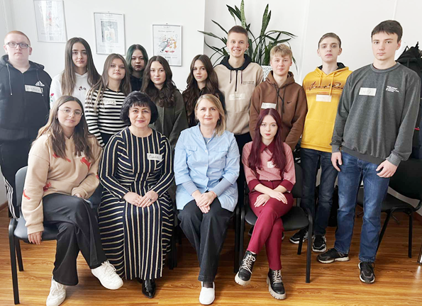 Вдячні за знання і досвід! Студентство групи ПБУ-16 із методисткою практики Ольгою Кізь та лікаркою-психологинею Ларисою Овчарук